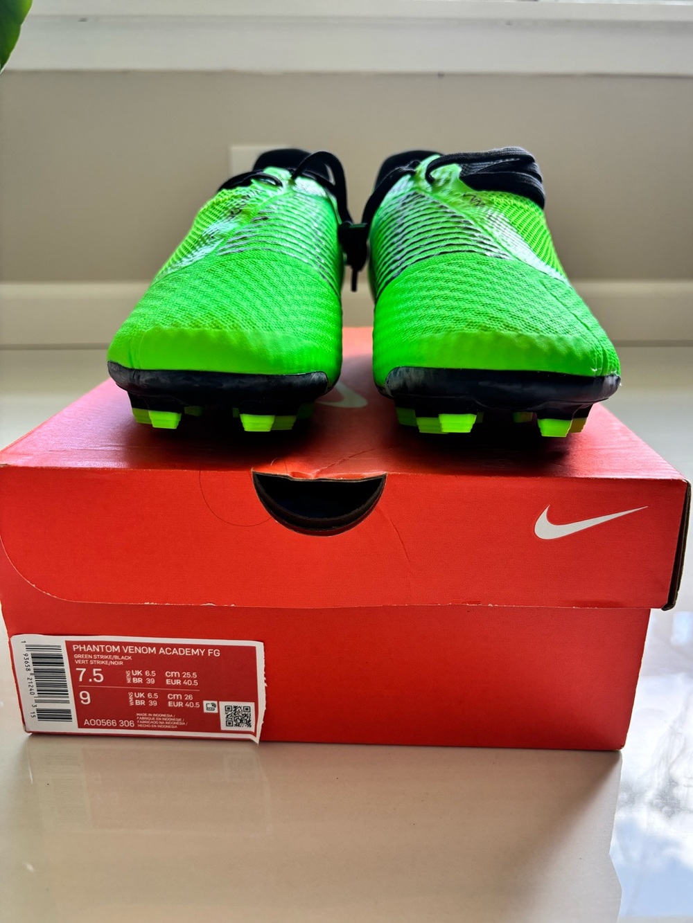 Men’s Nike Phantom Venom Soccer Cleats Volt Green